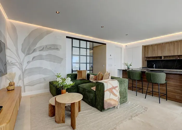 Ground Floor, Sea View At Hills! *